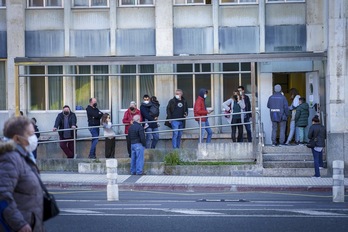 Gente espera del centro de salud del barrio de Gros para hacerse una prueba PCR.