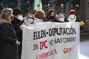 Concentración de las limpiadoras en huelga, este martes en Donostia.