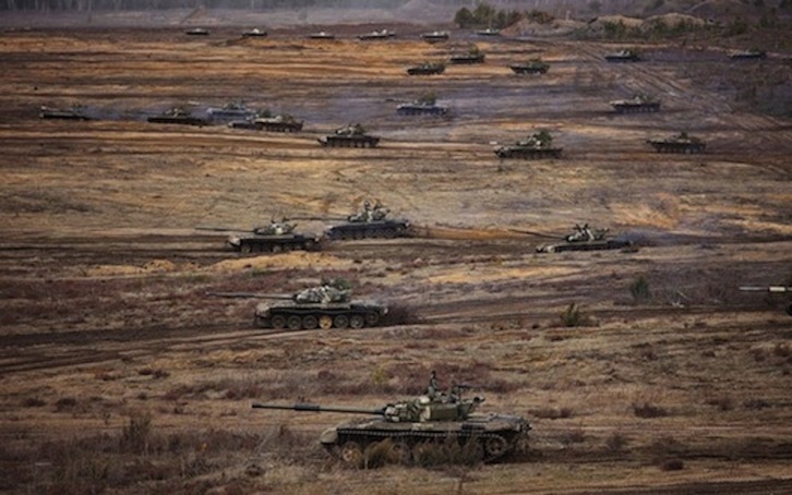 Captura de vídeo en la que aparecen tanques durante los ejercicios conjuntos de las fuerzas armadas de Rusia y Bielorrusia en un campo de tiro cerca de la ciudad bielorrusa de Brest.