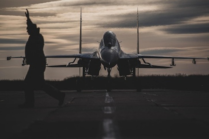 Imagen distribuida este 23 de febrero por el servicio de prensa del Estado Mayor de las Fuerzas Armadas de Ucrania que muestra un avión participando en ejercicios en un lugar desconocido. 