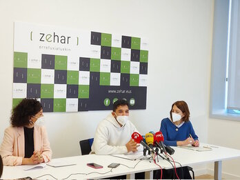 Marouane Ziad junto con Naiara Gutierrez y Arantza Chacón, Responsable de Comunicación y Directora de Zehar, respectivamente.