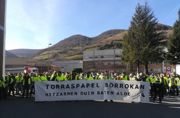 Concentración que han realizado los trabajadores en huelga de Torraspapel en Leitza.