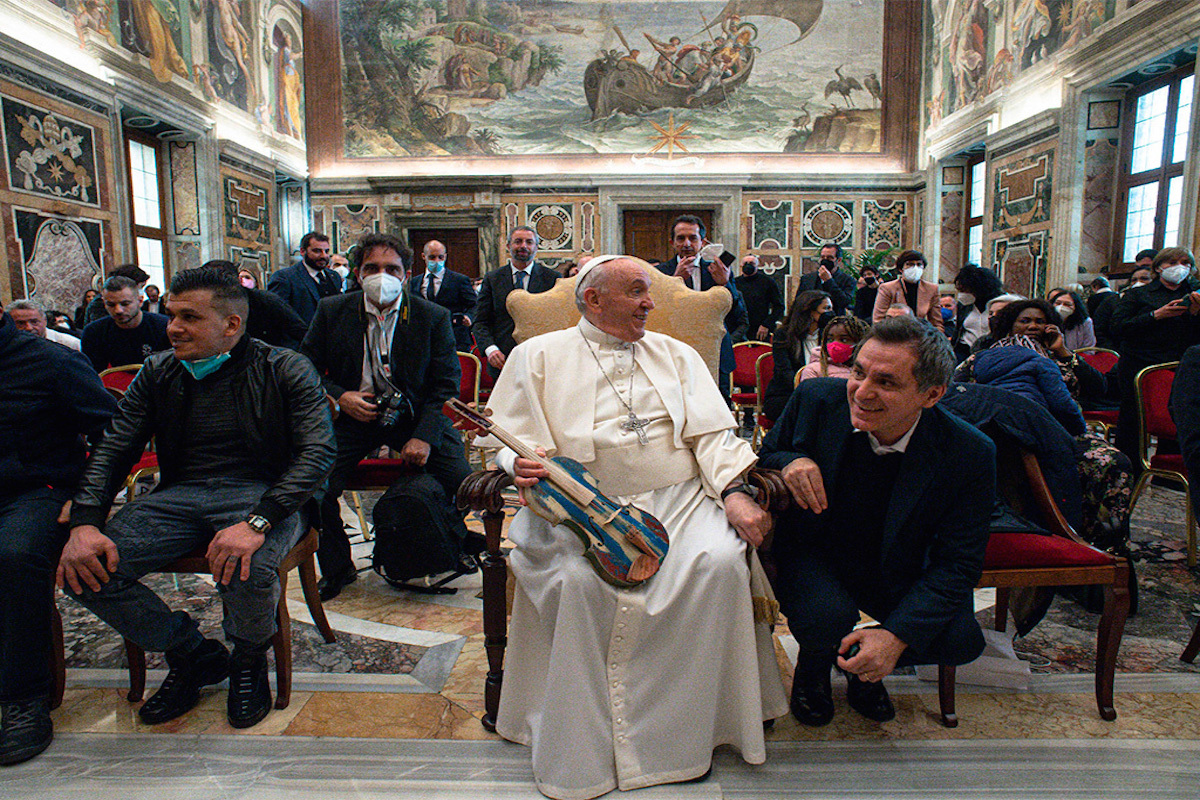 El Papa Francisco sostiene uno de los violines elaborado por los reclusos. (Casa Dello Spirito e Delle Arti)