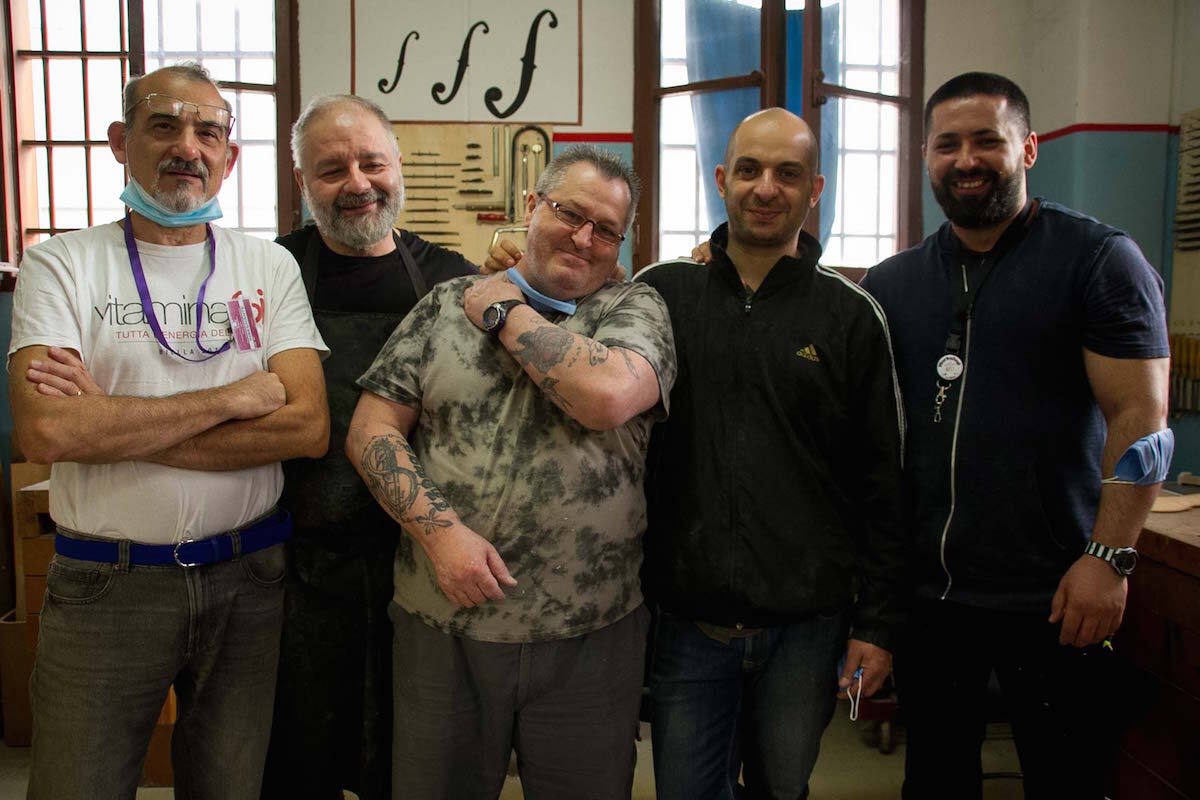 Vicenzo, Claudio, Nicolae y Andrea aprenden a construir violines Stradivarius bajo las directrices de Enrico Allorto. (Casa Dello Spirito e Delle Arti)