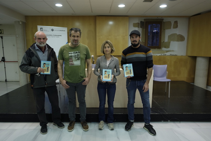 Fernando Arburua, Xabier Susperregi, Pili Zabala y Mikel Aleman, en la presentación del libro.