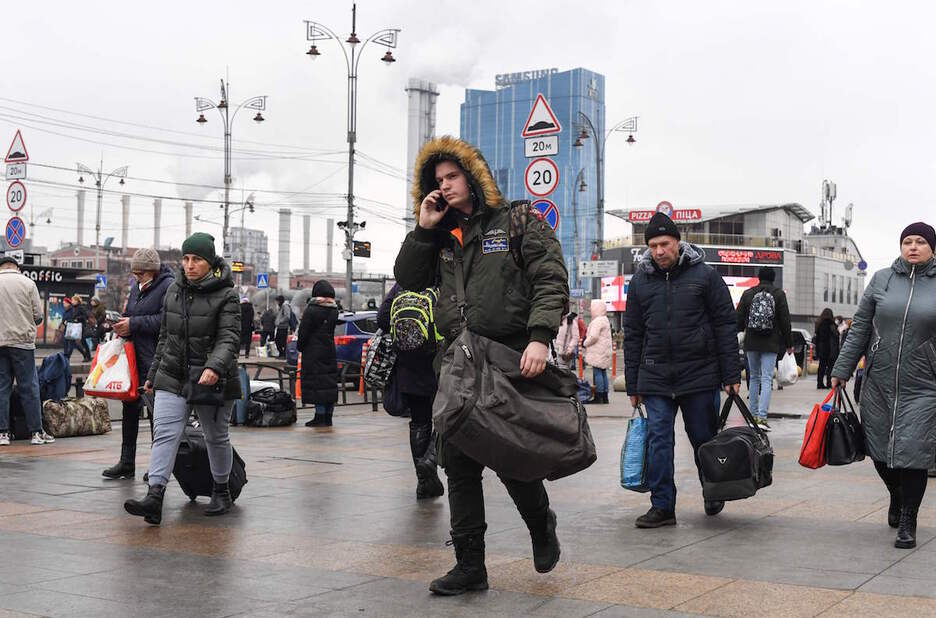 Personas con maletas se dirigen a la estación Pasazhyrskyi de Kiev.