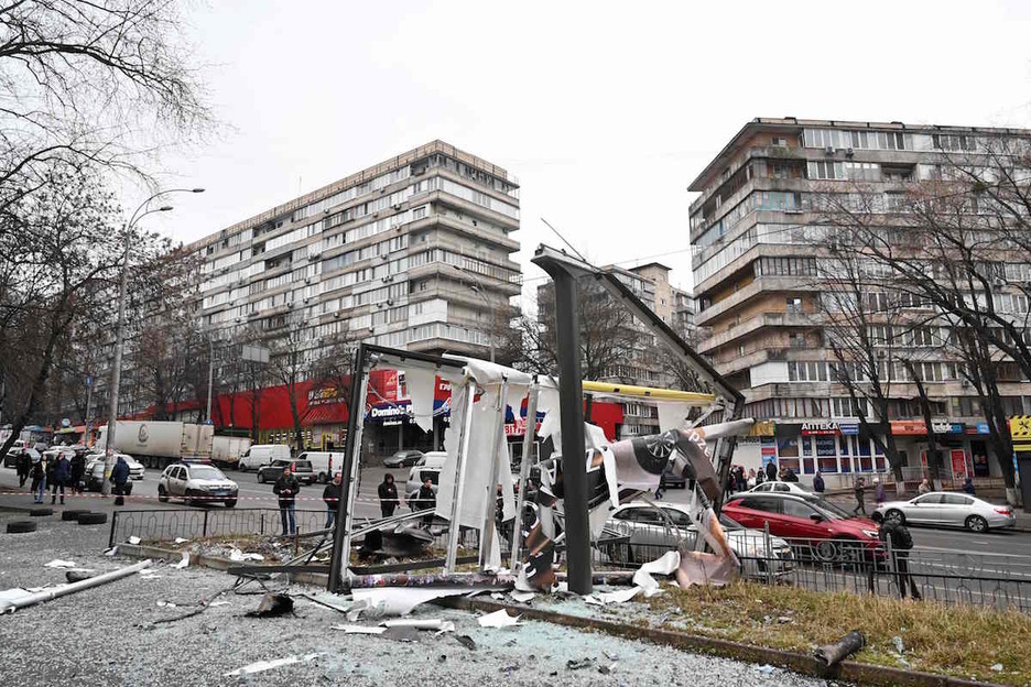 Un grupo de vecinos de Kiev contemplan los efectos de las bombas rusas.