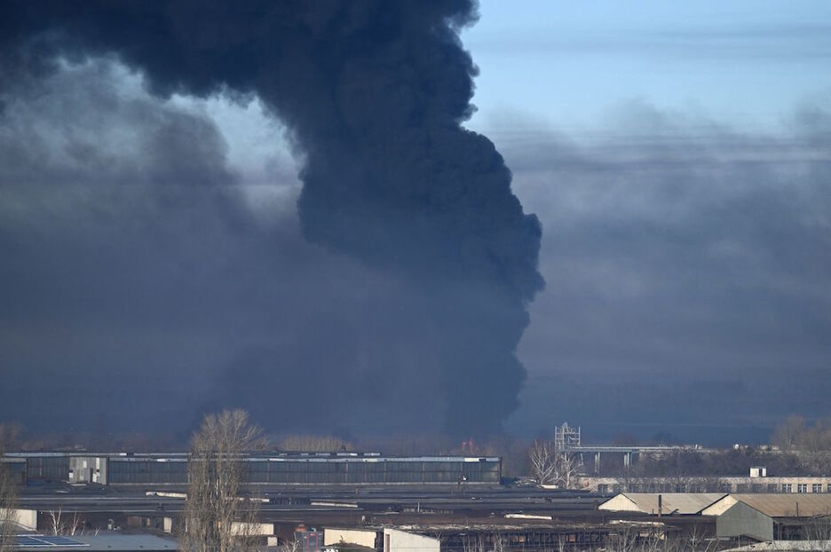 Un columna de humo se eleva tras el ataque ruso en el aeropuerto militar de Chuguyev, en Jarkiv.