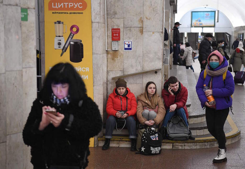 Un grupo de vecinos de Kiev en busca de refugio en una estación de metro.