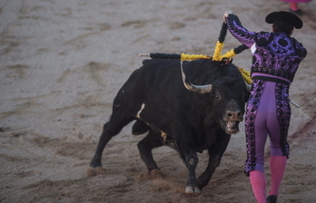 Banderillas a un toro en la feria de Sanfermines de 2019. 