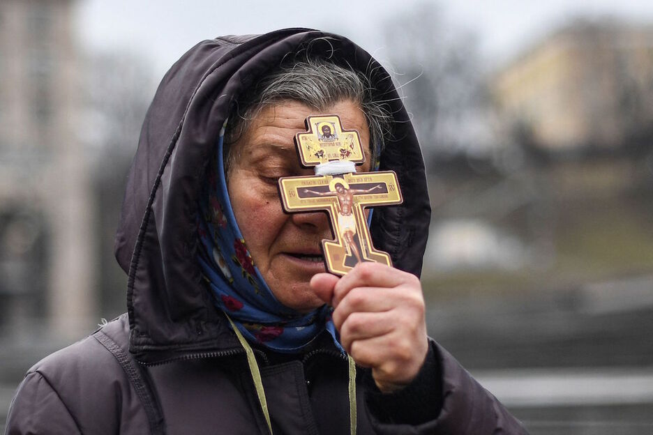 Una mujer reza en la plaza de la Independencia de Kiev.