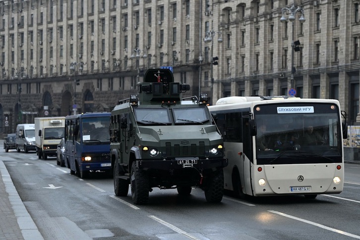 Un vehículo militar ucraniano circula por el centro de Kiev