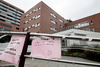 Carteles de protesta por la gestión de la Residencia Abeletxe de Ermua.