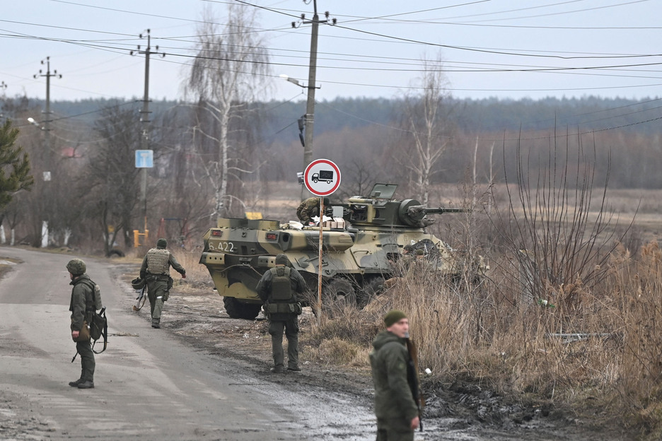Militares ucranianos junto a un vehículo blindado en el noroeste de Kiev.