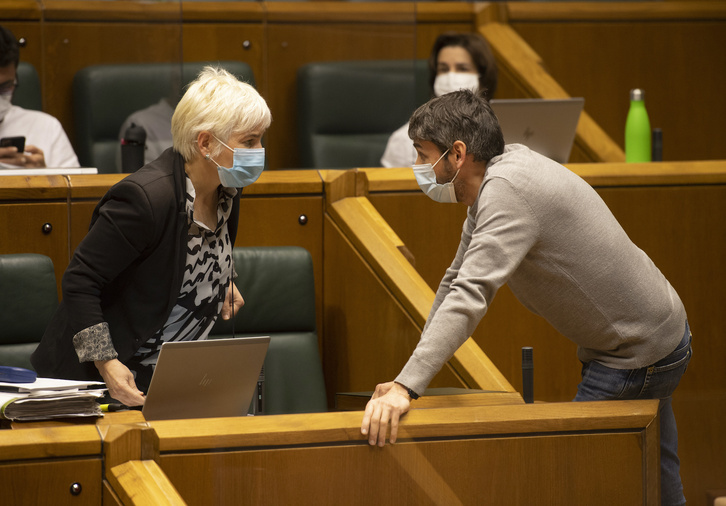 Imagen de archivo de Rebeka Ubera, de EH Bildu, y Jon Hernández, de EP-IU, que han defendido la iniciativa en el pleno. 