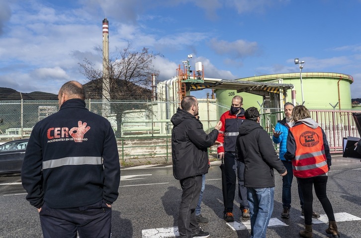 Trabajadores de contratas ante las instalaciones de Petronor en Muskiz el pasado 11 de febrero.