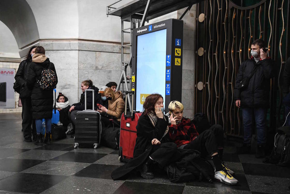 Los ciudadanos de Kyev se refugian en estaciones de metro en caso de que haya bombardeos. 