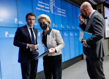 Macron, Von der Leyen y Michel, en la reunión de esta pasada noche.