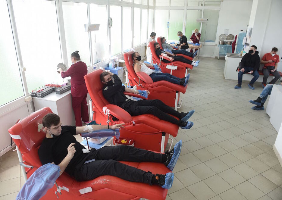 Ucranianos donan sangre en la ciudad de Leópolis, cerca de la frontera con Polonia.