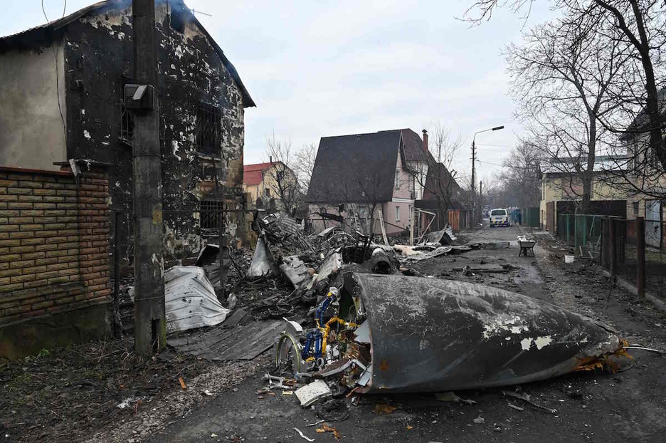 Restos de un avión no identificado en el extrarradio de Kiev.