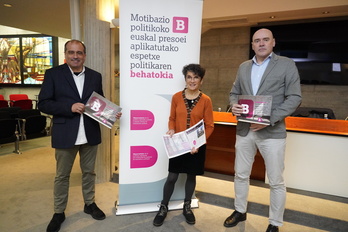 Agus Hernán, Teresa Toda y Aitzol Asla, con el cuarto informe de Behatokia.