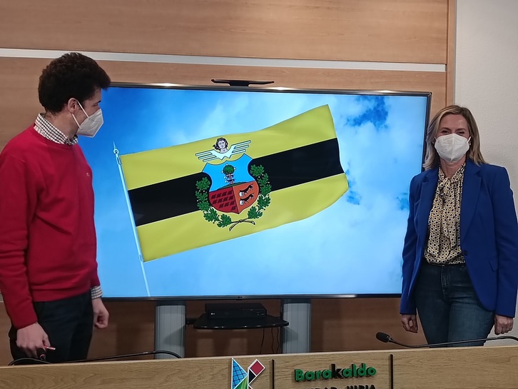 Gorka Zubiaurre y Amaia del Campo, con la bandera que se impuso en la votación en la que participaron 2.600 vecinos y vecinas de Barakaldo. 