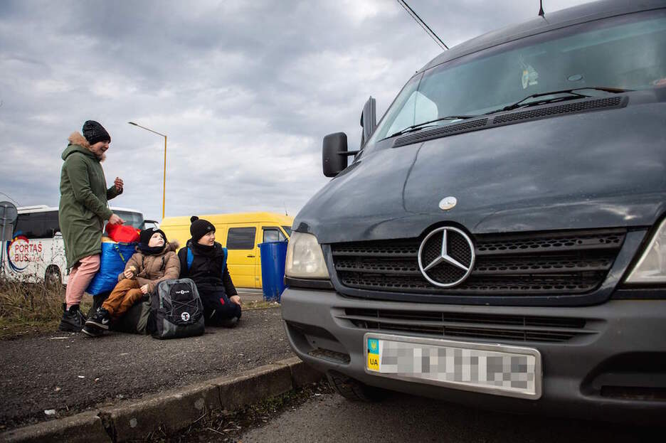 Una mujer y unos niños, en Eslovaquia, tras huir de Ucrania.