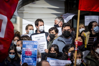 Concentración ante un centro de salud de Gasteiz este viernes.