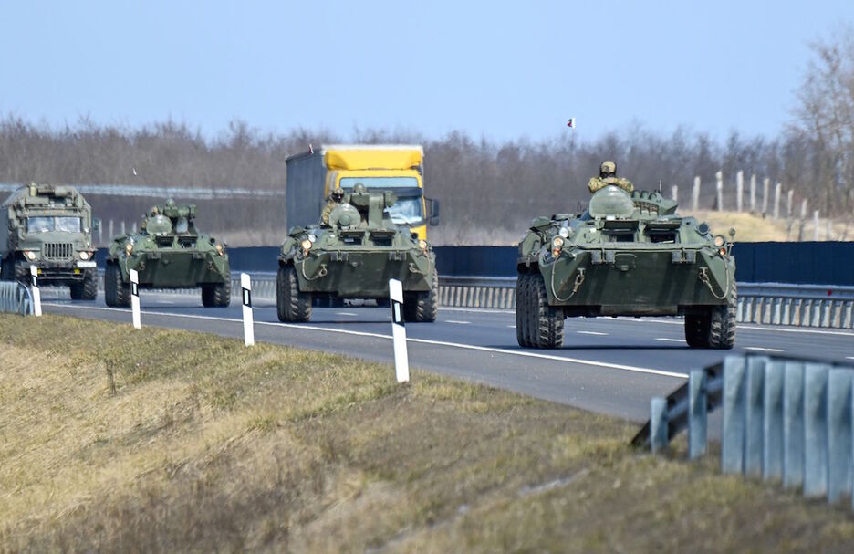 Tanques húngaros se dirigen hacia la frontera con Ucrania, en la ciudad de Vasarosnameny.