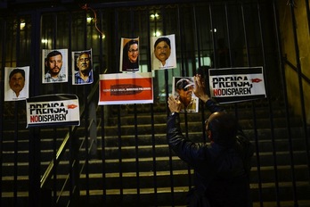 Un periodista coloca fotos de compañeros muertos violentamente en 2022 durante una manifestación ante la Secretaría de Gobernación, en la Ciudad de México, el pasado 14 de febrero.