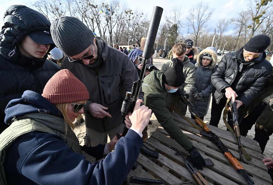 Veteranos de guerra y voluntarios enseñan el manejo básico de armas a habitantes de Kiev.