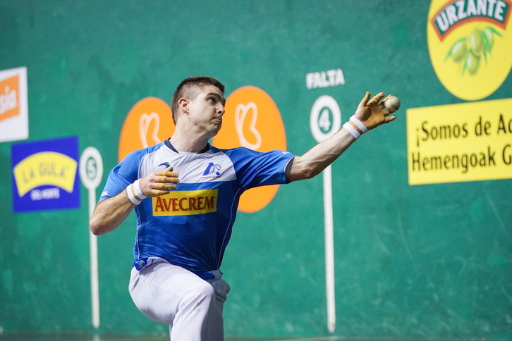 Iker Irribarria se ha mostrado muy fresco y ha retrasado mucho la pelota.