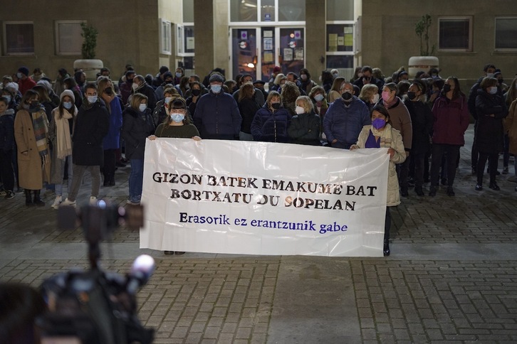 Concentración en Sopela a finales de este enero tras la violación de un hombre a una mujer trabajadora de hogar.