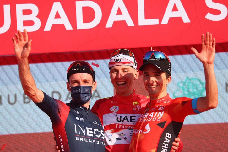 Tadej Pogacar, arropado por Adam Yates y Pello Bilbao en el podium final del UAE Tour.