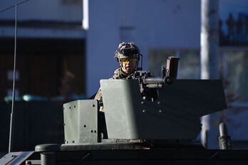 Un soldado ucraniano en la torreta de un blindado. 