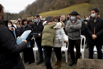 Familiaren eta erakundeen besarkada, Mikel Zabalzaren omenaldi ekitaldian, igande honetan Orbaizetako Olan.