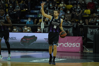 Valentin Bigote, dirigiendo a Bilbao Basket en un partido de esta temporada.