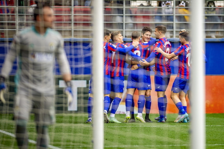 Los azulgranas celebran el gol de Blanco Leschuk, que colocaba el 1-0 en el marcador nada más comenzar el partido.