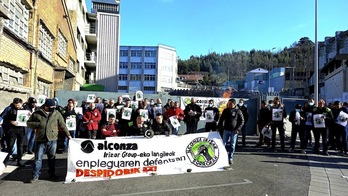 Un grupo de trabajadores de Alconza ante las instalaciones de Berango (Bizkaia).