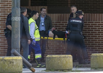 Imagen de archivo del traslado del acusado del doble feminicidio tras saltar por la ventana de la vivienda donde tuvieron lugar los hechos.