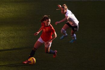 Amaiur controla el balón ante Gwinn en el amistoso que enfrentó a España y Alemania en la Arnold Clark Cup.