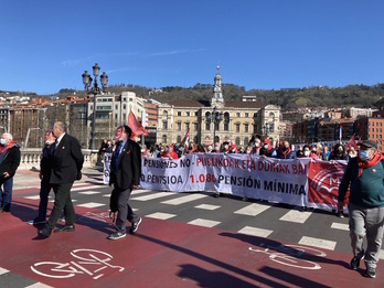 Manifestación de pensionistas este lunes en Bilbo.