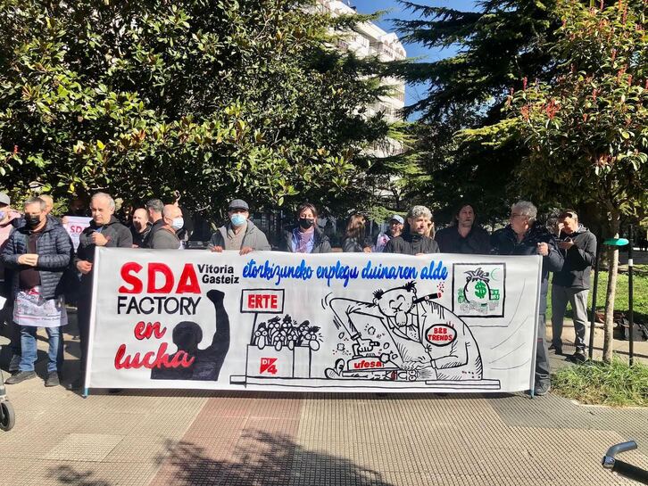 Concentración celebrada este lunes frente al Palacio de Justicia de Gasteiz.