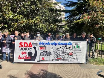 Concentración celebrada este lunes frente al Palacio de Justicia de Gasteiz.