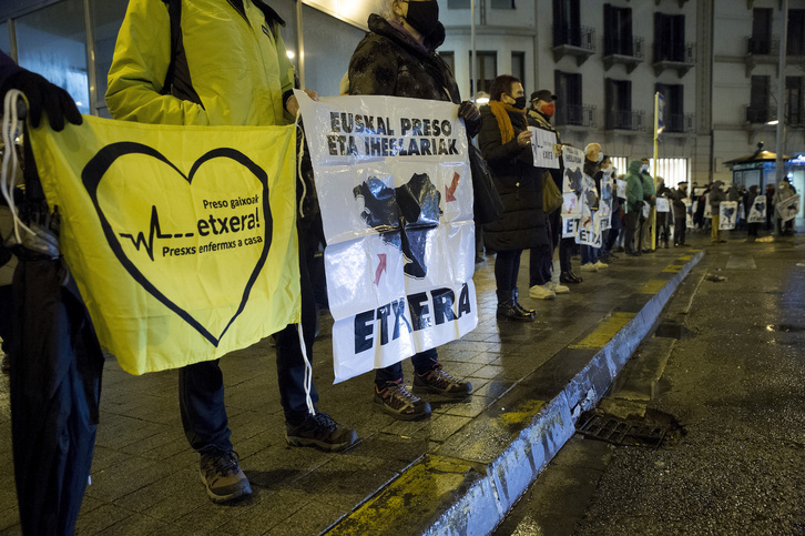 Larriki gaixo dauden presoak askatzearen aldeko banderola bat, Iruñean eginiko protesta batean. 