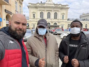 Pablo González, a la izquierda, trabajando en Polonia antes de ser detenido.