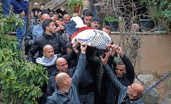 Funeral de un palestino de 17 años al que los israelíes mataron en otro operativo el 13 de febrero.