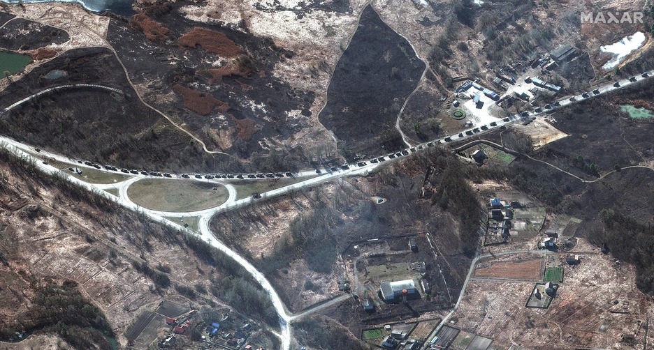 Imagen de satélite que muestra parte de un convoy militar en el sur de Ivankiv, Ucrania. 