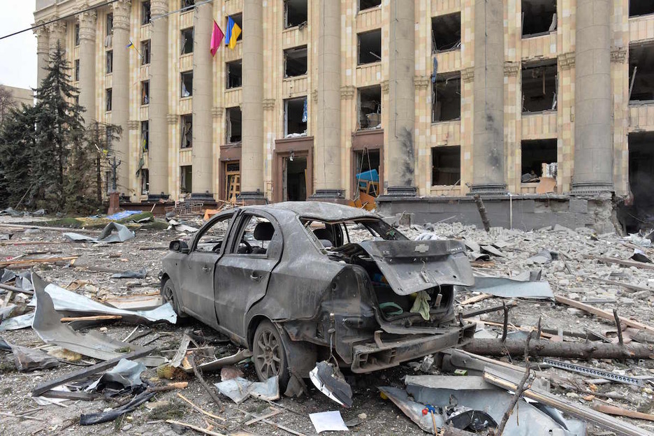 Un coche destruido en la plaza principal de Jarkiv.