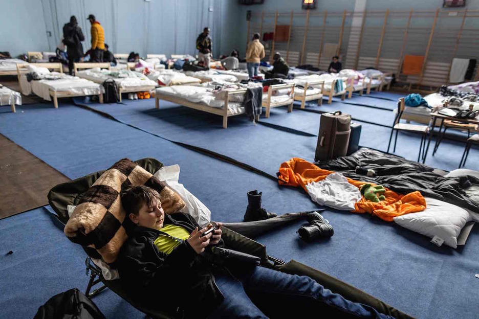 Refugiados de Ucrania alojados temporalmente en un polideportivo de Przemysl, en el este de Polonia. 